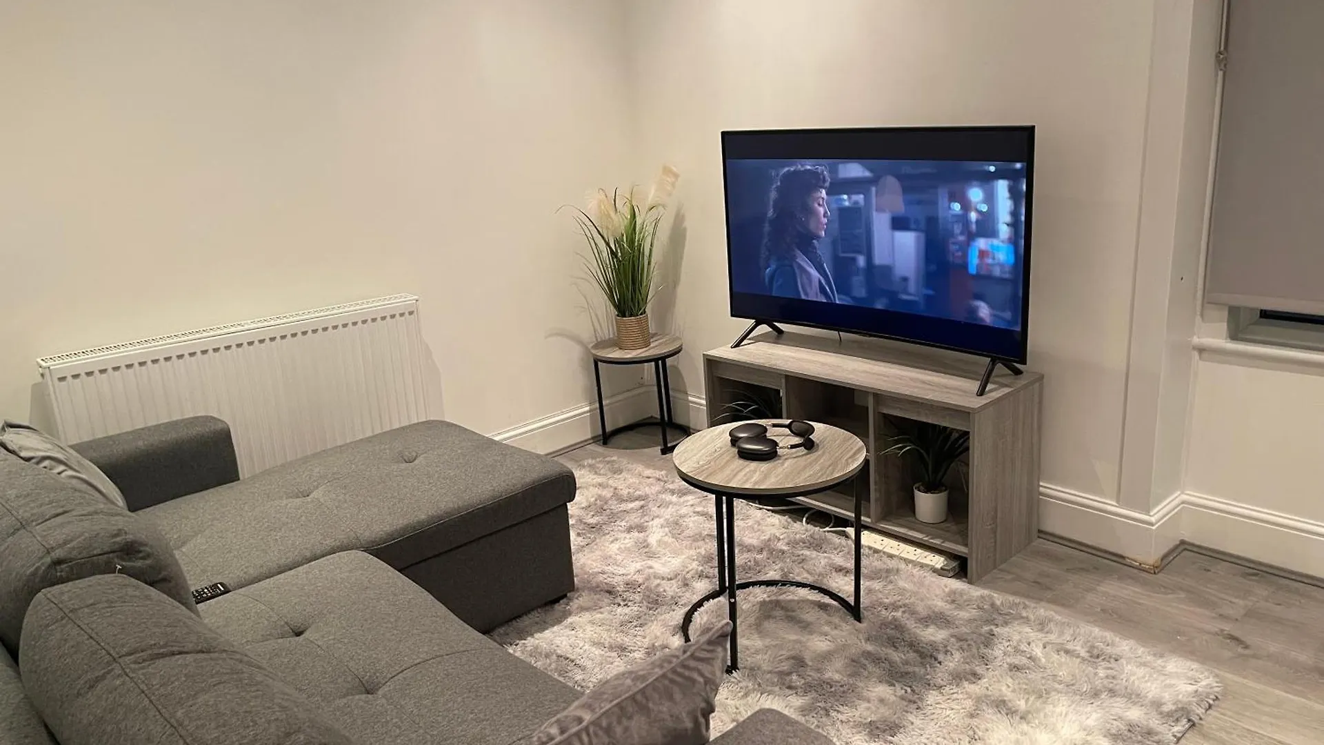 Brick Lane Modern 2 Bedroom Appartment contacts